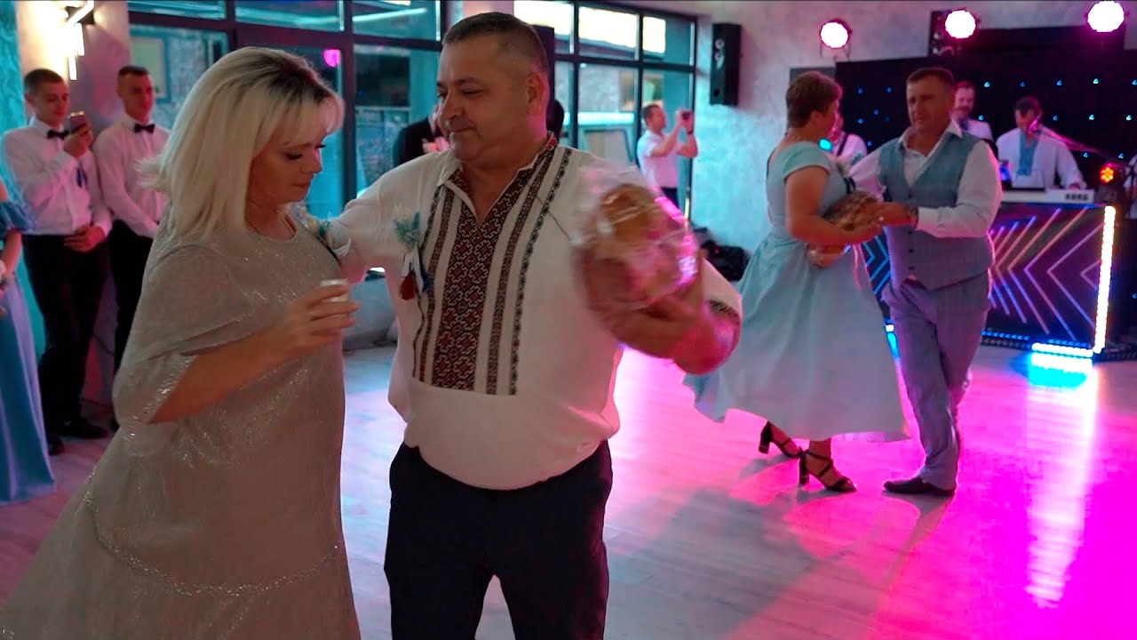 Перший танець батьків на весіллі в Микуличині