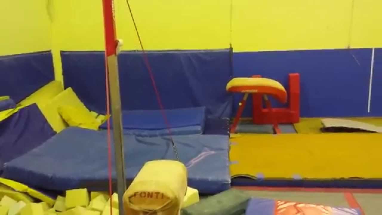 Salto teso dietro con mezzo avvitamento.