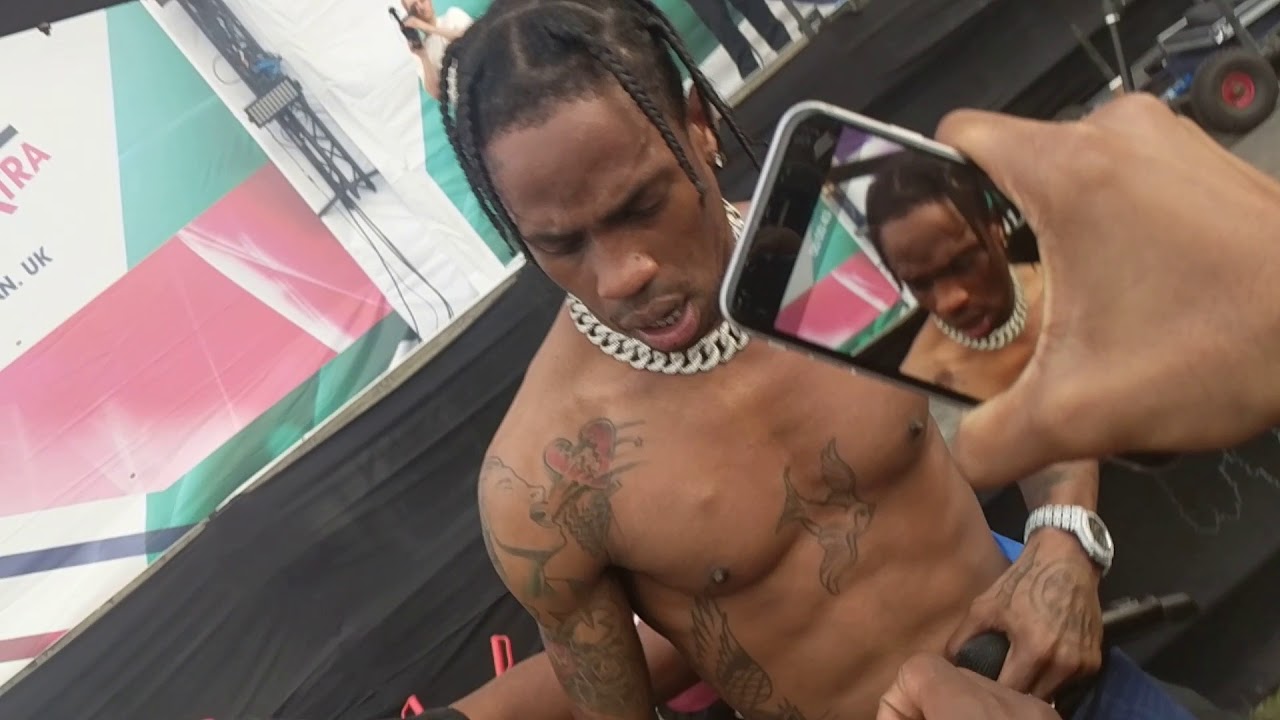 TRAVIS SCOTT GIVES FAN HIS T-SHIRT // WIRELESS 2017