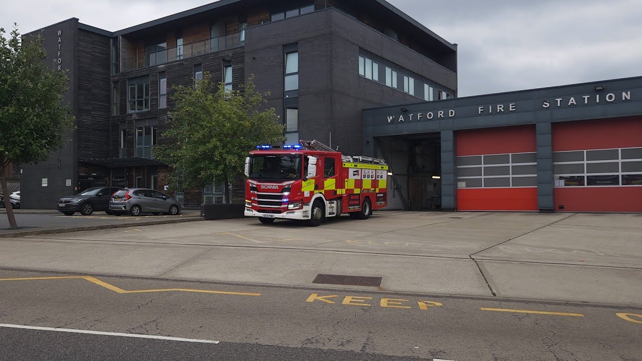 Hertfordshire Fire - Watford Pump 1 Responding