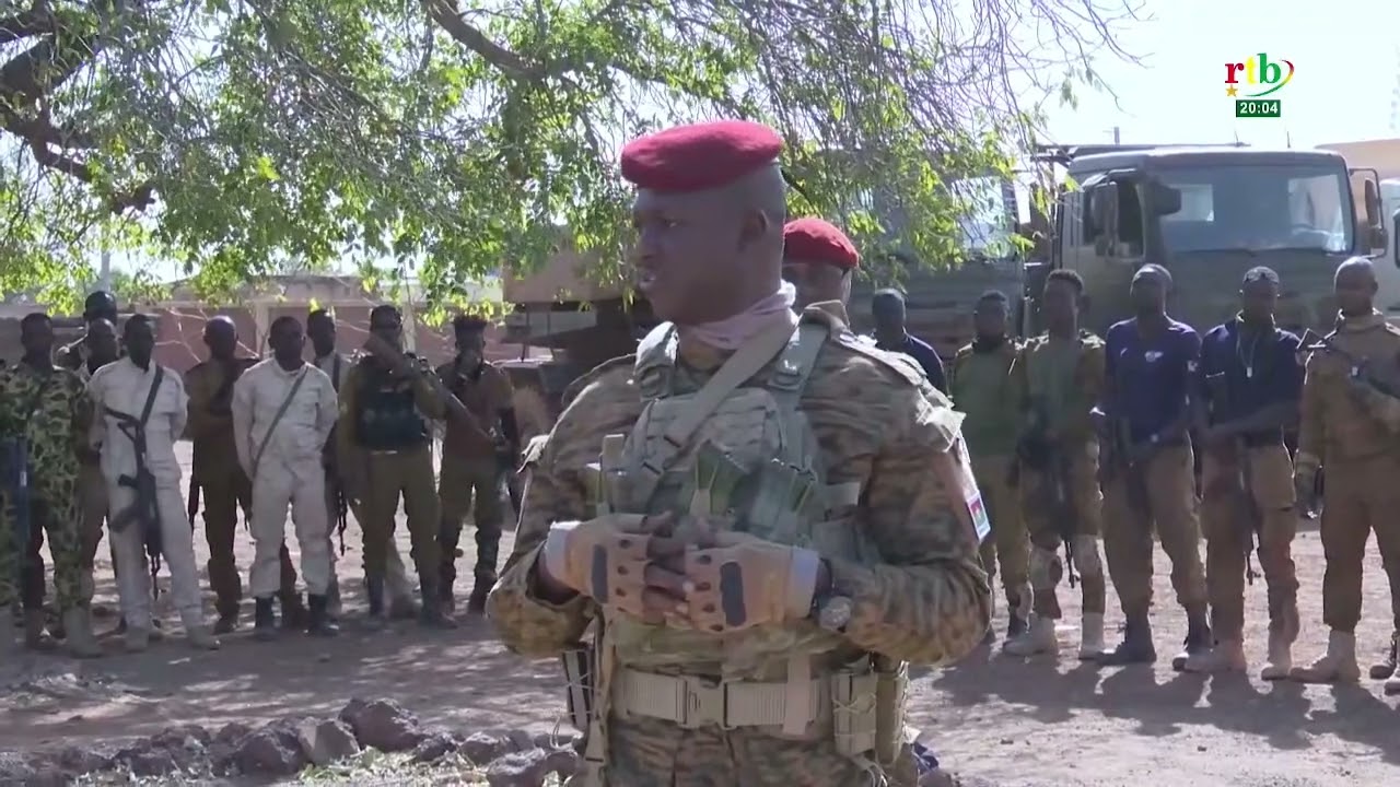 Rtb - Le Chef de l'Etat burkinabè à Solenzo pour encourager les soldats sur le terrain