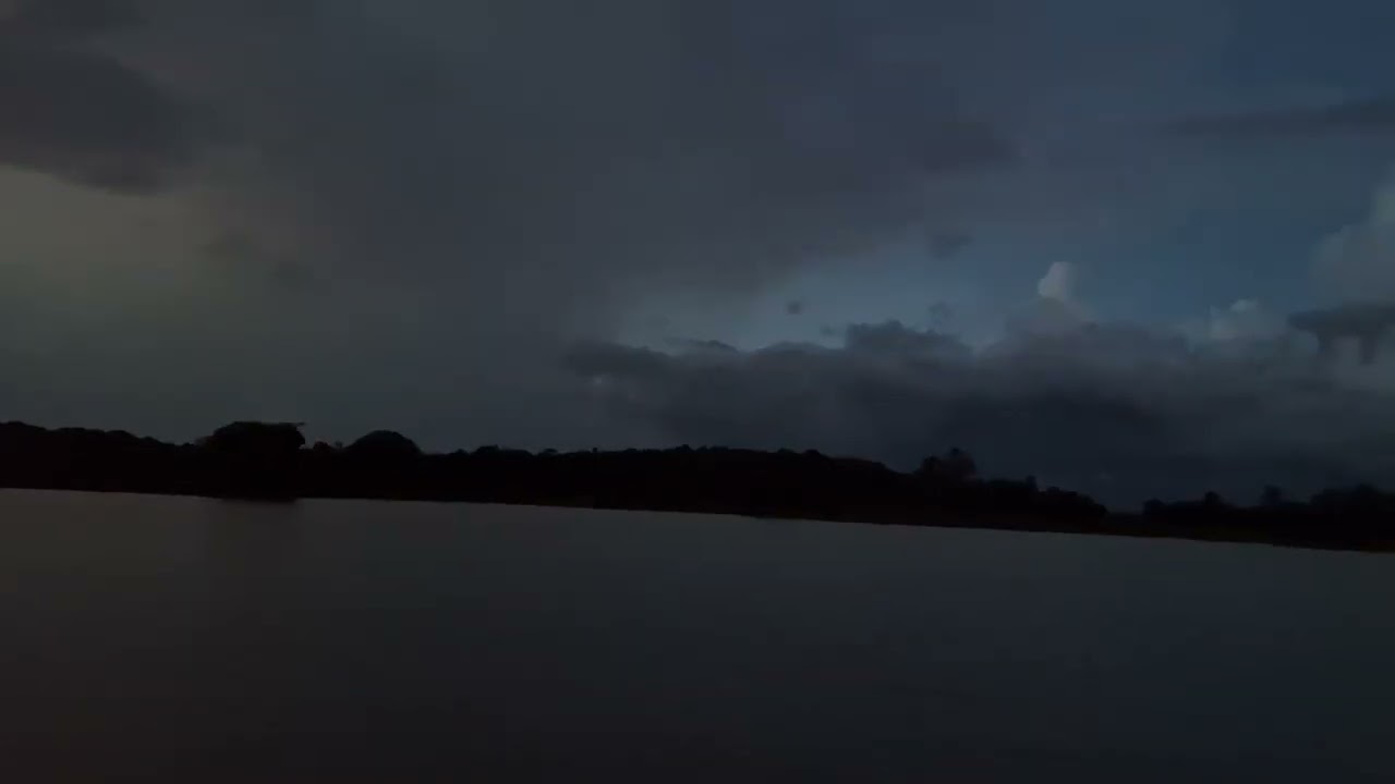Auf dem Amazonas in der Morgendämmerung bei Gewitter 