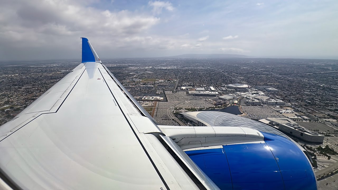 United Express Embraer 175 landing in Los Angeles (LAX) runway 24R