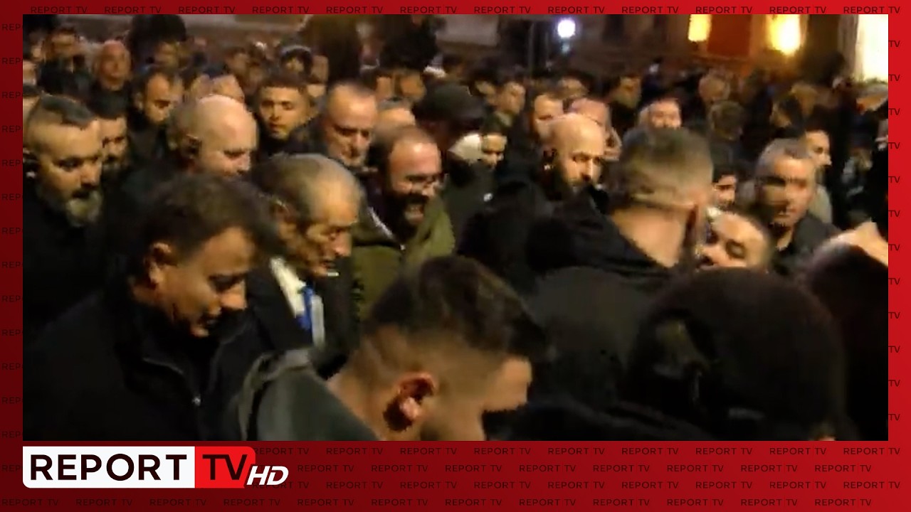 Berisha harron protestën dhe ia merr këngës: Hajde mblidhuni këtu, këtu ....