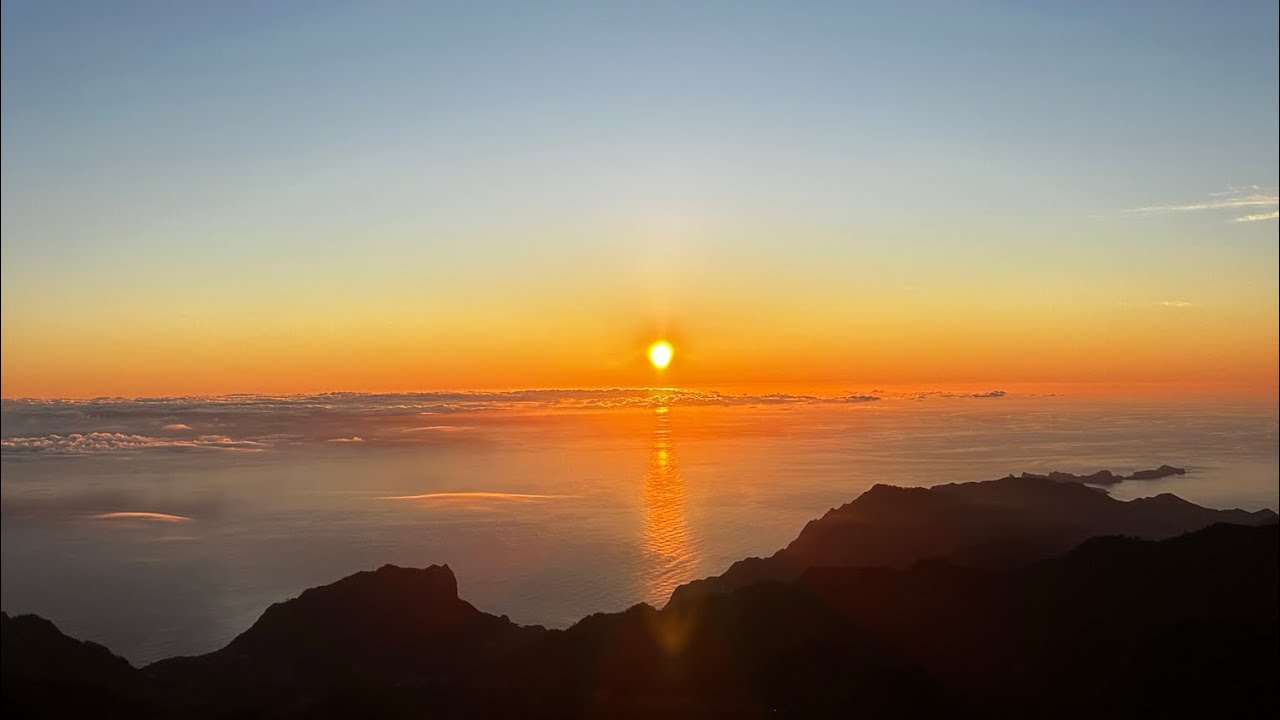 Join me on one of the most breathtaking hikes in Madeira from pico arieiro to pico ruivo