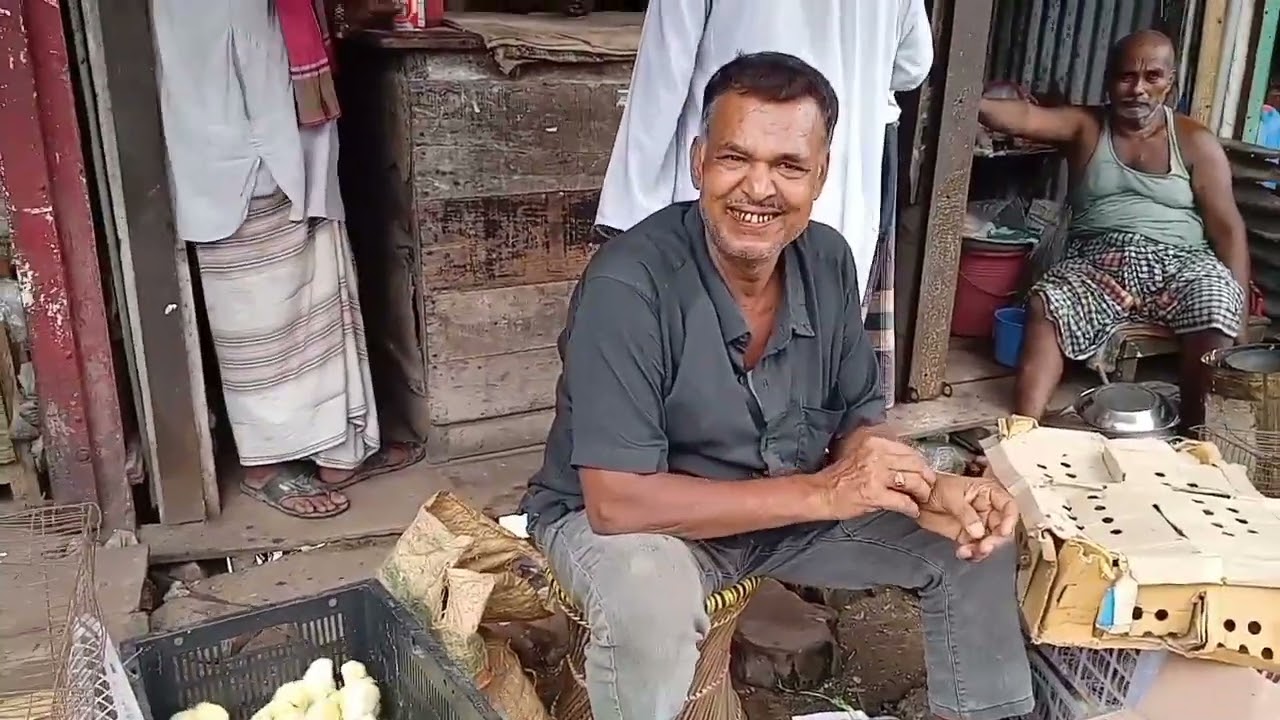 মুন্সিগঞ্জের সবচেয়ে বড়, কবুতর, হাঁস, মুরগির হাট, সিরাজদিখান বাজার প্রতি বুধবারে বসে