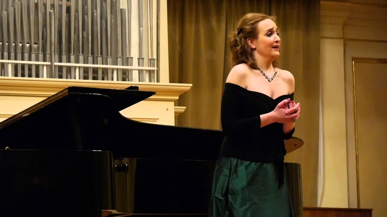 Alexandra Sherman sings: Benjamin Britten. 