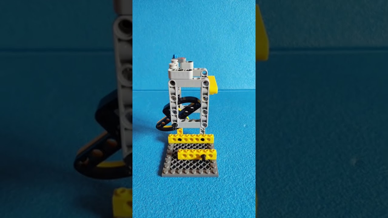How to convert circular motion into rectilinear motion with LEGO #shorts #lego #engineering