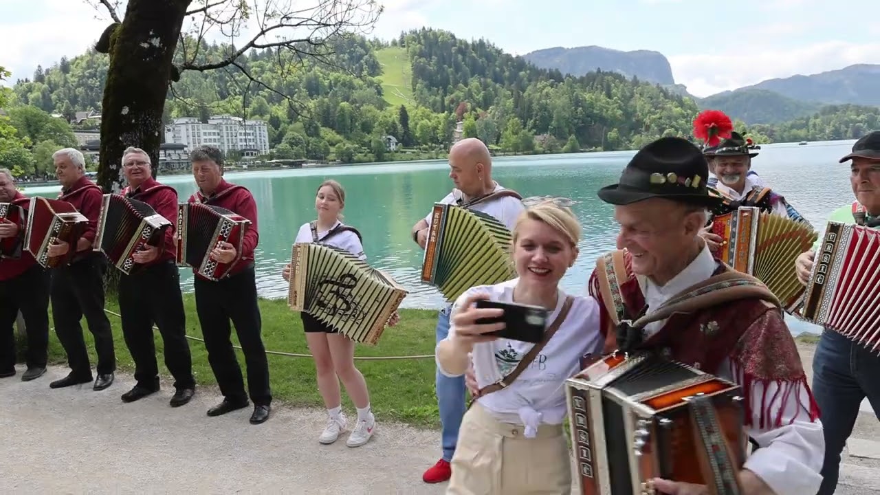 More than 400 musicians playing Otoček sredi jezera
