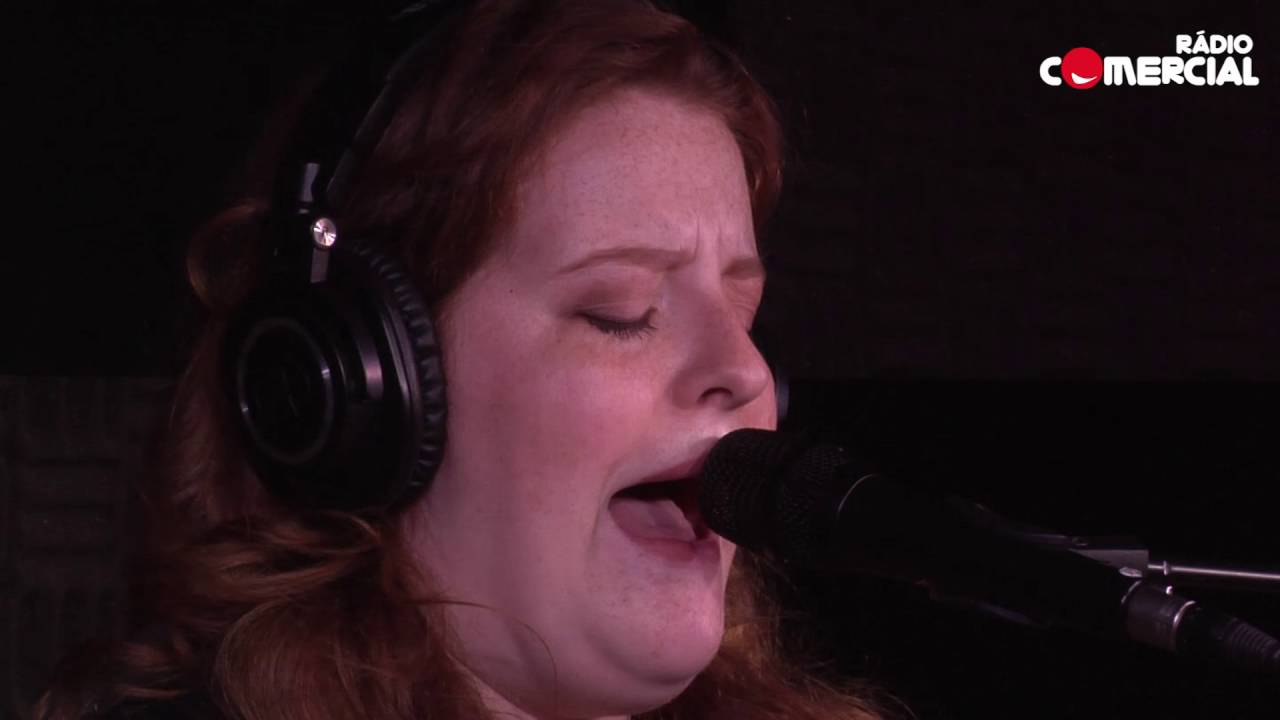Rádio Comercial | Frances canta 'Grow' a vivo no auditório da Comercial