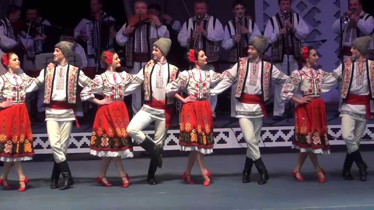 Natalia Duminica danseaza in Ansamblul 