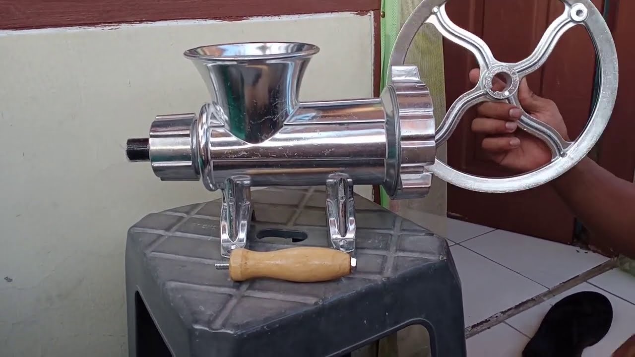 Merakit mesin gilingan daging manual ukuran 32 sudh di lengkapi dengan puli dan bearing anti karat