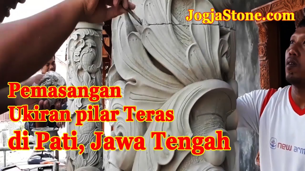 Pemasangan ukiran pilar teras dari Batu Alam di Trangkil, Pati, Jawa Tengah