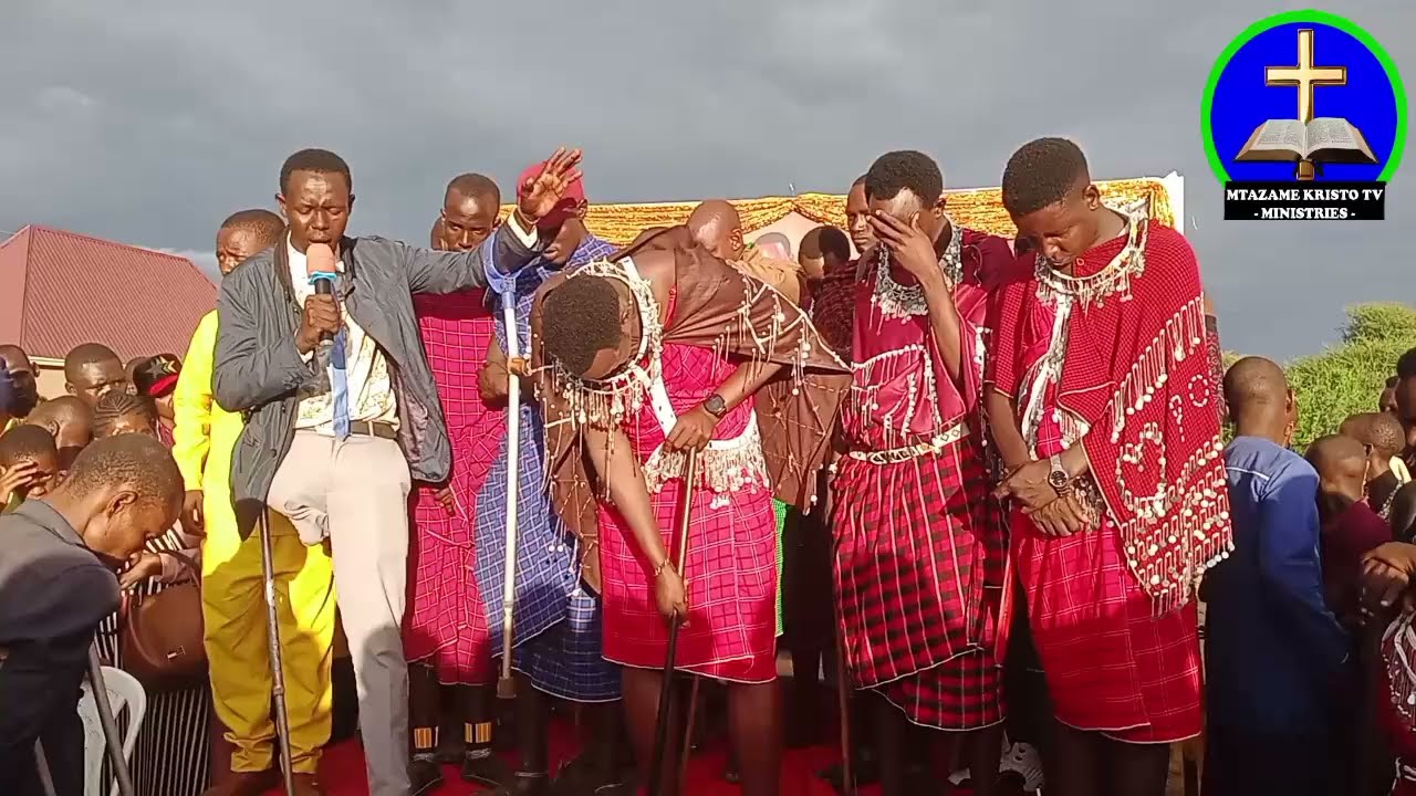 Paulo Siria akipokea Maombi baada ya kutoa sadaka kwa walemavu wa miguu