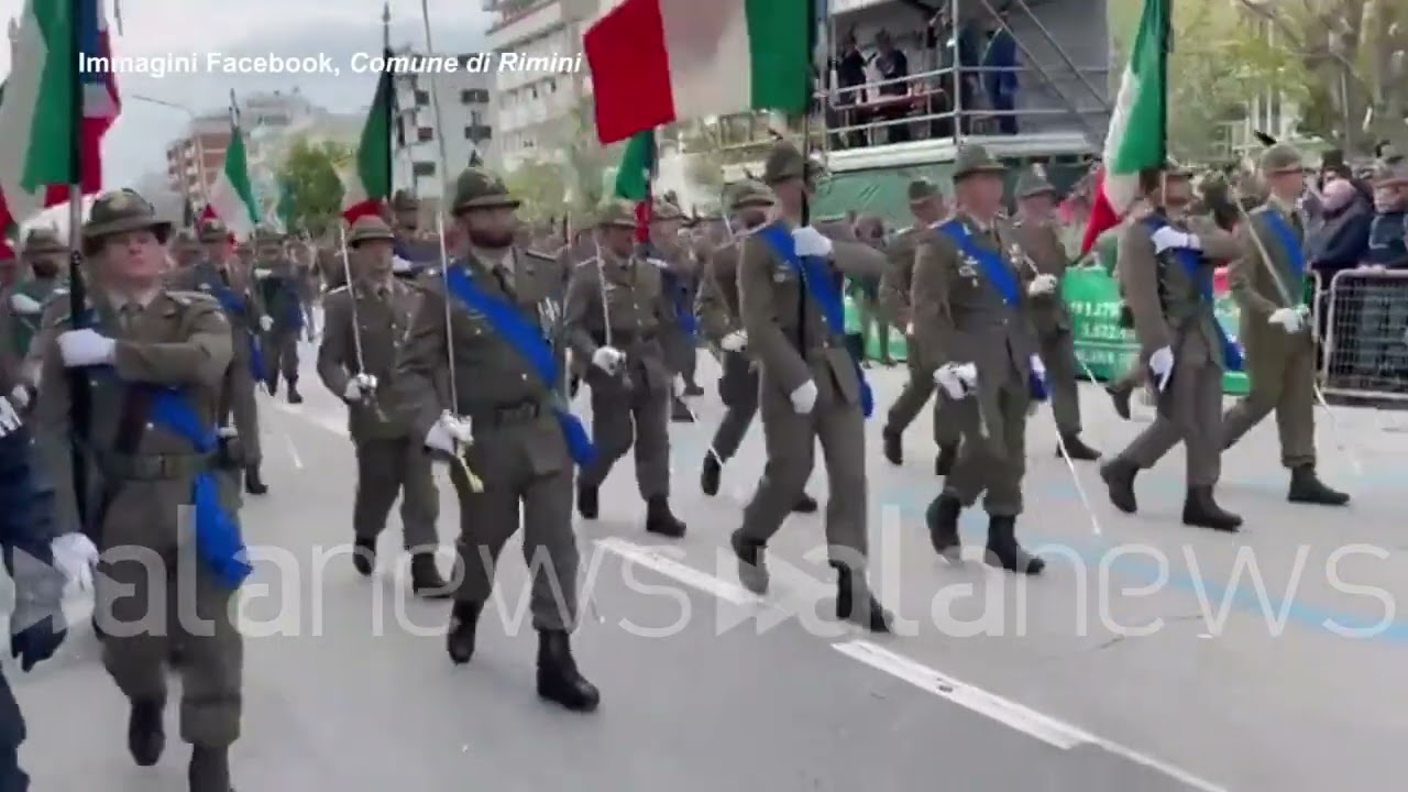Partito lo sfilamento degli alpini sul lungomare di Rimini