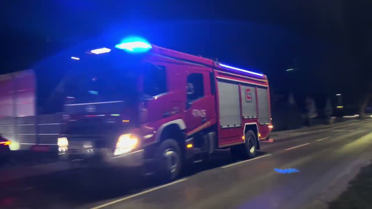 Przejazd Alarmowy zastępów 471[z]26 i 471[z]51 JRG Kołobrzeg do pożaru sadzy w kominie 