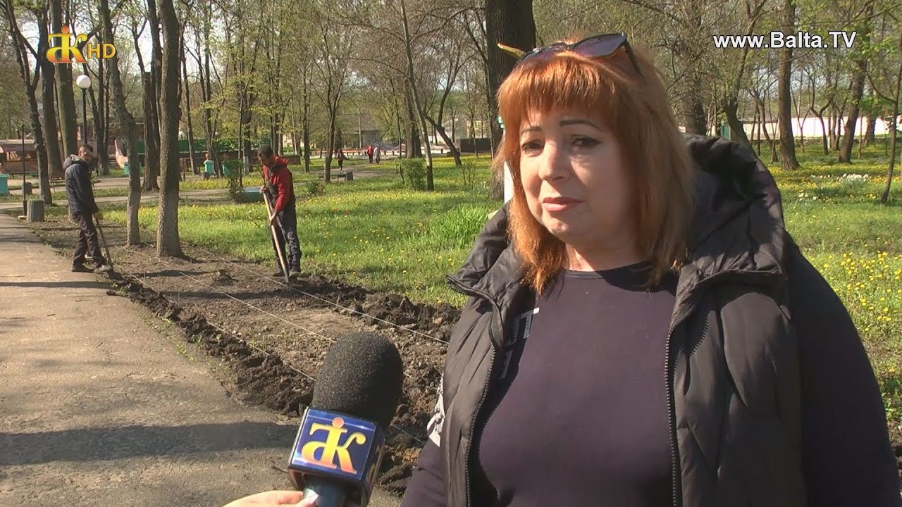 Балта. Пусті лунки на клумбах біля міського парку