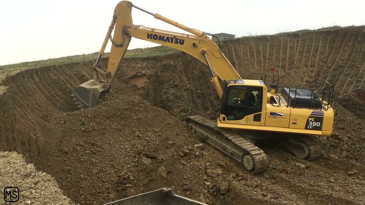 Komatsu PC390 Excavator