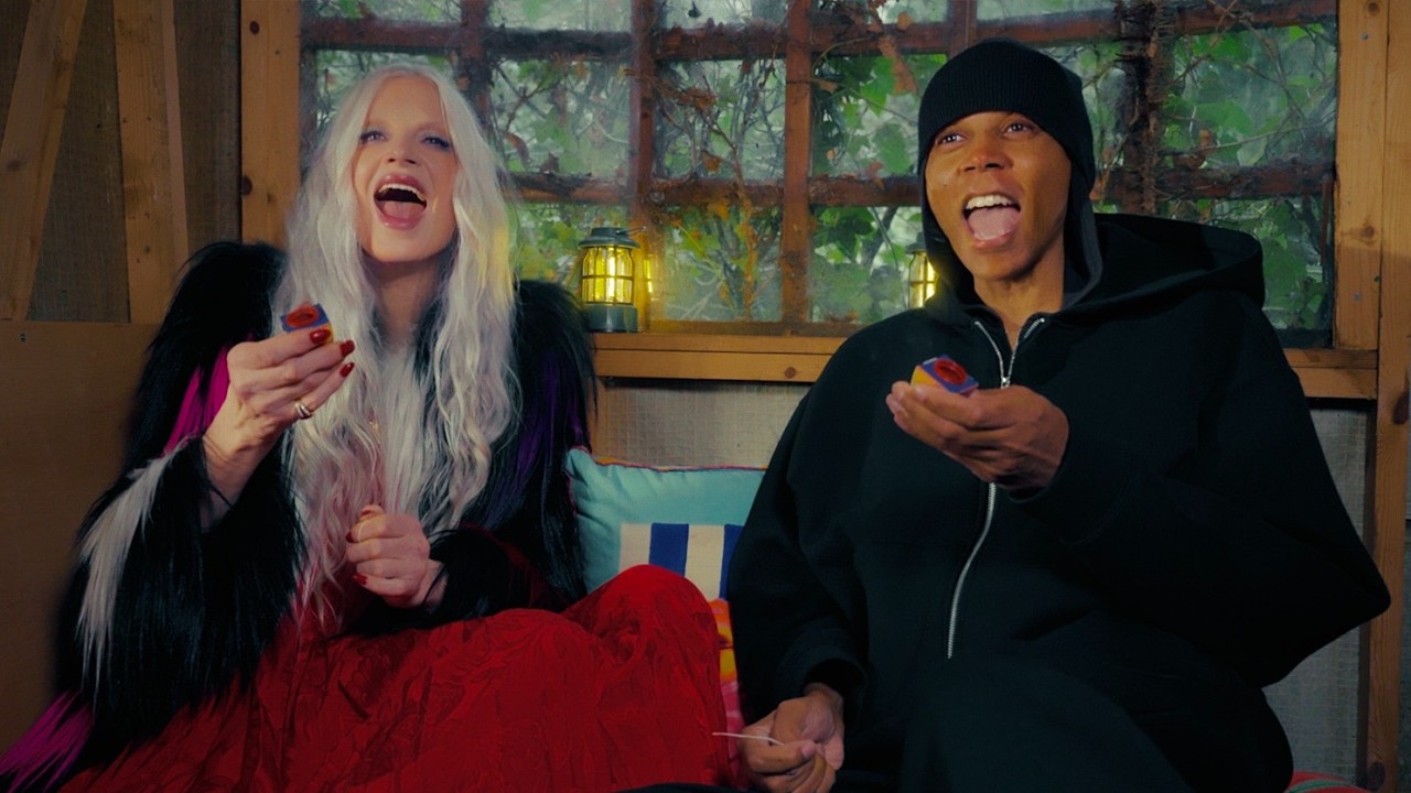 RuPaul в гостях у Kristen McMenamy в &laquo;доме на дереве&raquo; | Get Over Here You B**ch, эп. 1 | EE72