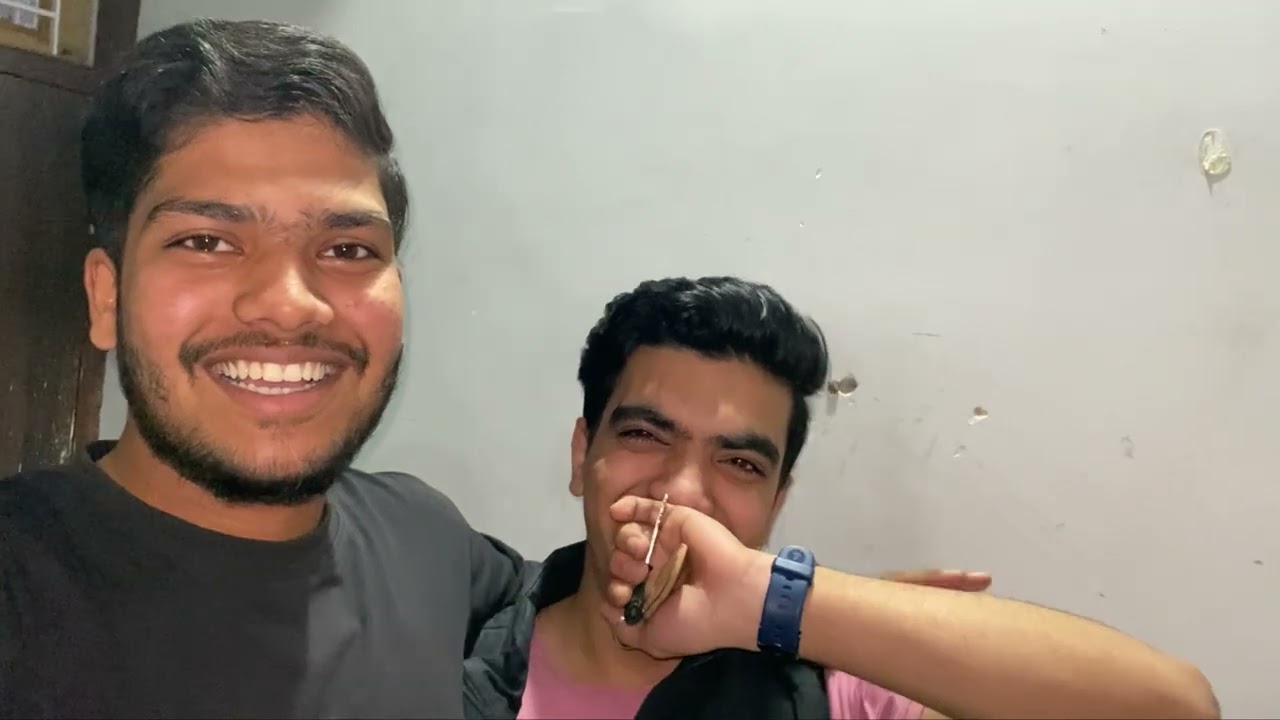Ye Vlog Me Kon Sharma Raha Hai 😂