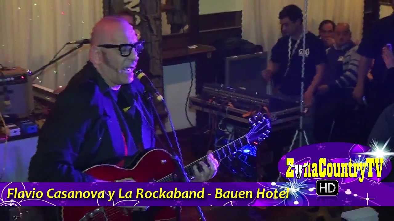 Flavio Casanova - Se enciende un cigarrillo y mira la pelea