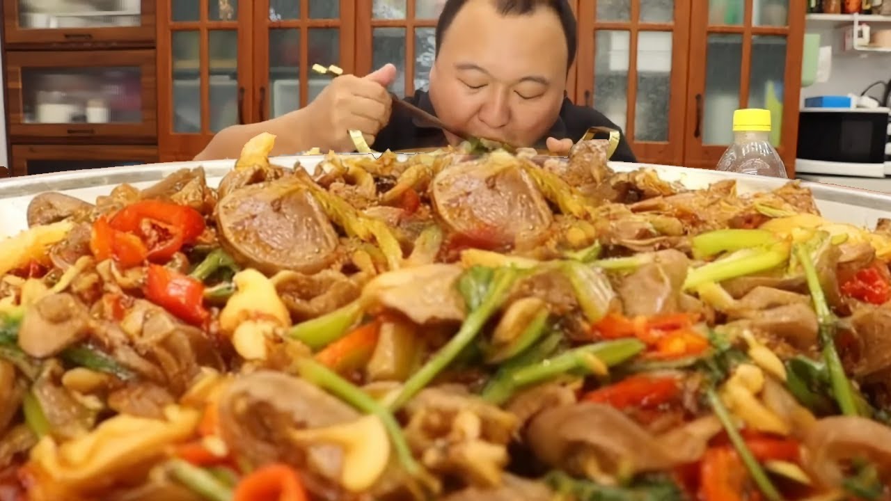 Ah Qiang made spicy stir-fried chicken giblets; it was fragrant, spicy, and perfect with rice