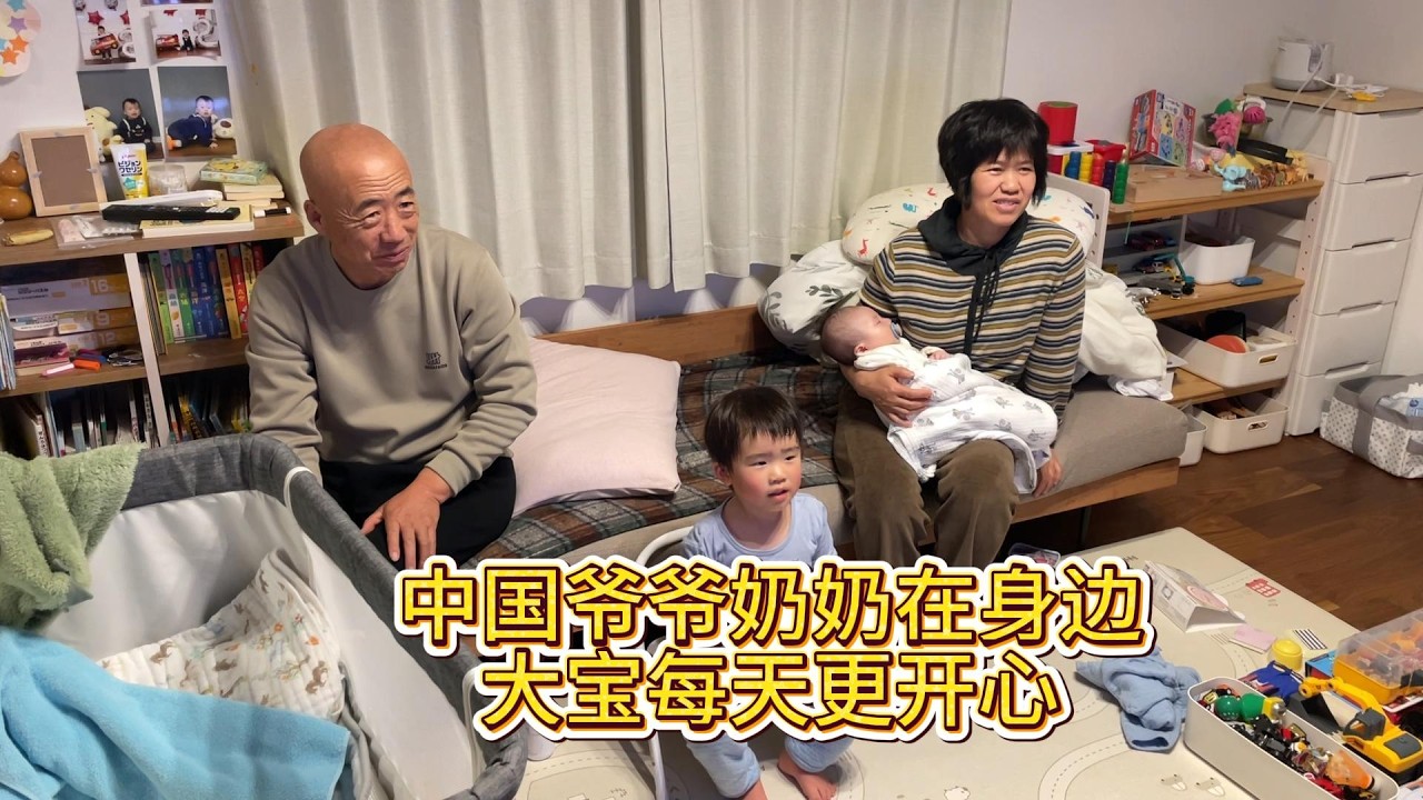 中國爺爺奶奶給孫子堆雪人。孫子說：想讓爺爺奶奶一直住我們家，别回去了