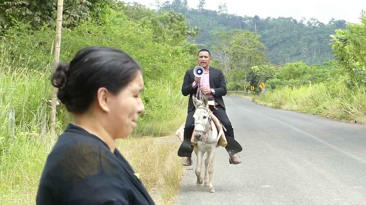 Pastor sale a predicar en un burro y muchos se le burlan, mira lo que pasa