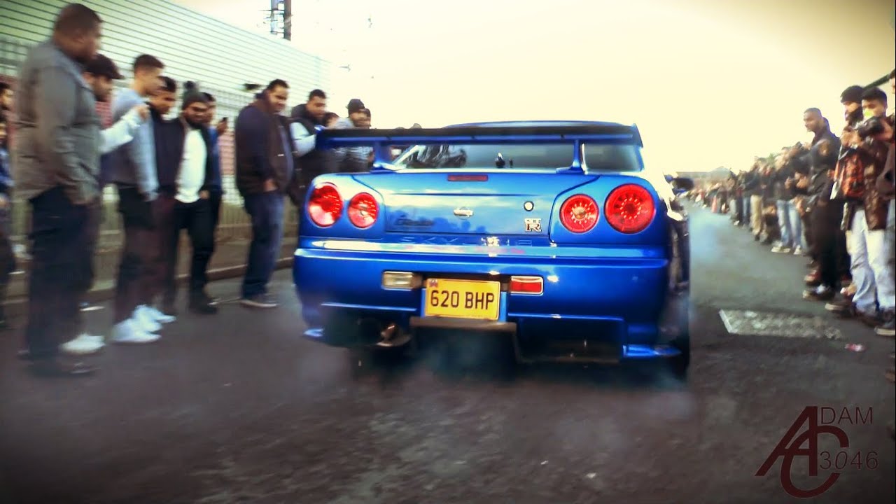 Nissan Skyline R34 GTR - LAUNCH through crowd!
