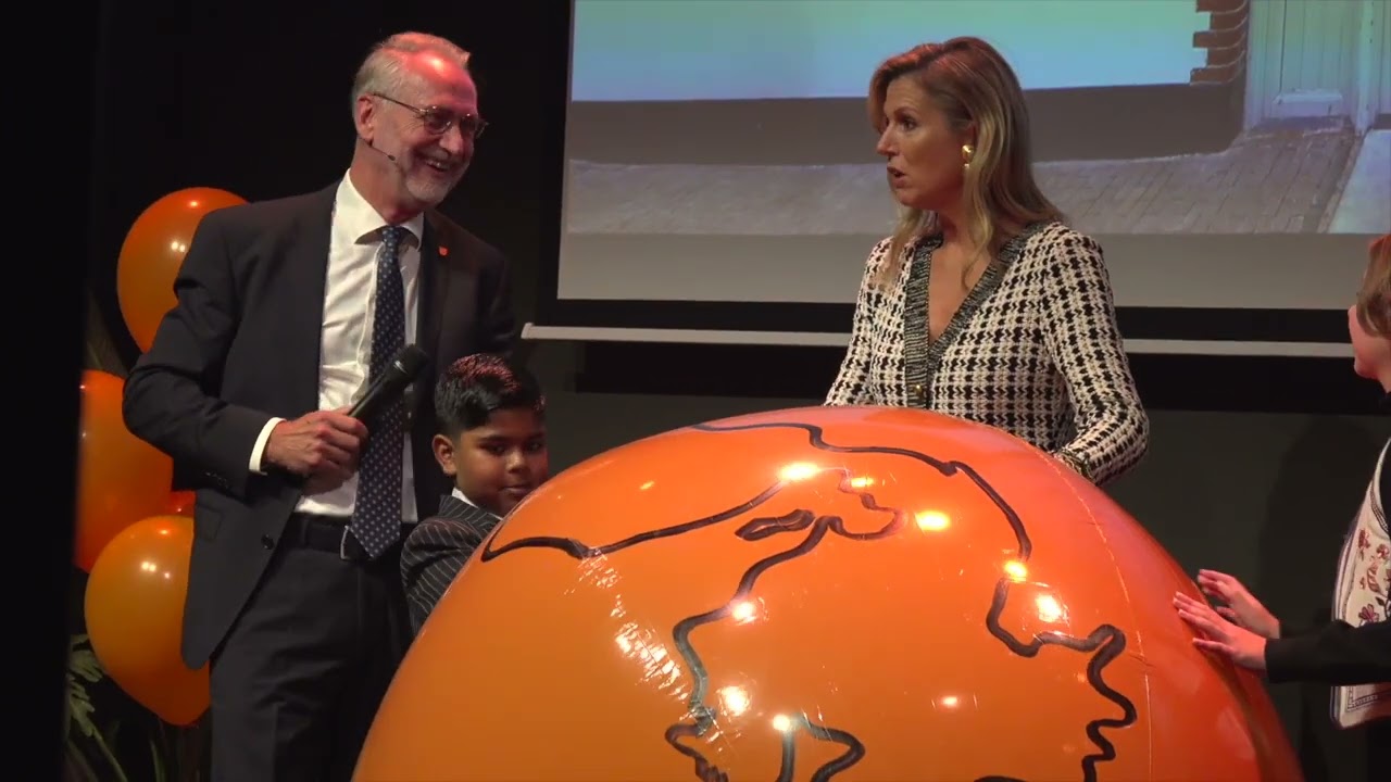 Máxima hoort indrukwekkend verhaal achter 10 meter lange ketting