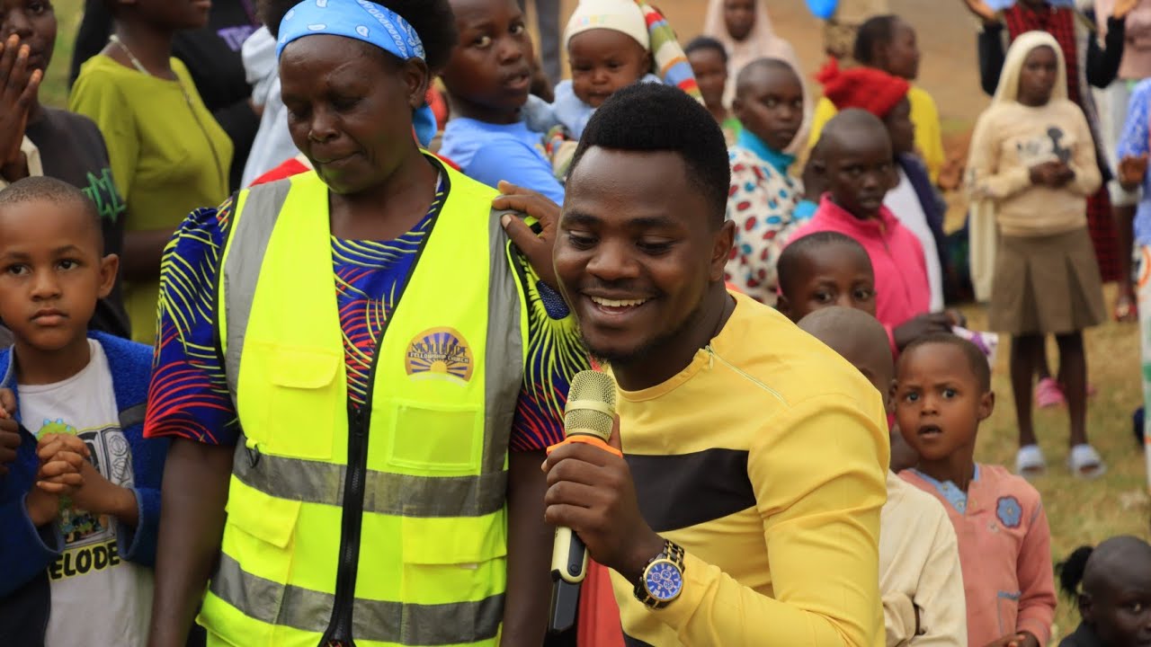 ISAAC NYARIBO PERFORMING A TRENDING SONG-TINKORERA YAYA AT EMENWA CRUSADE (SKIZA  6936085 TO 811)