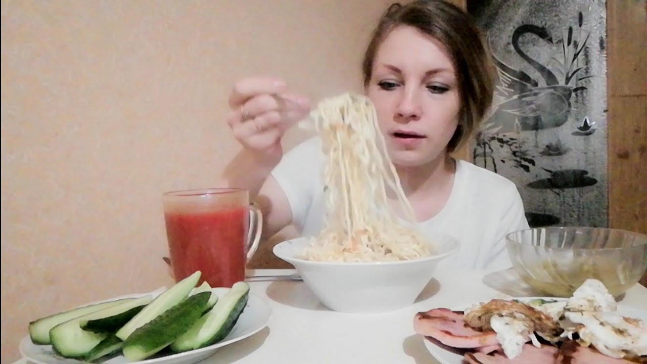 Мукбанг 🍝22:00 мивина🍜 яйца🍳 жареные🍳 колбаса огурчик🥒 томат сок🍅