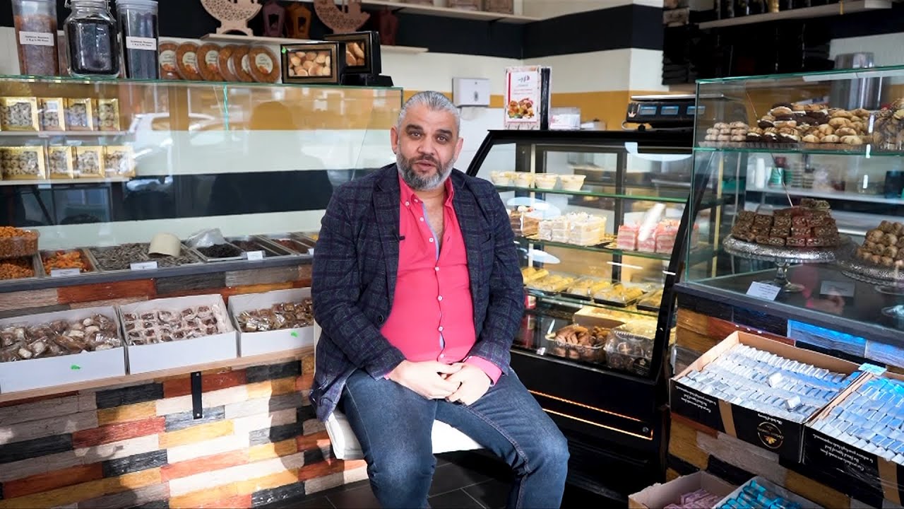 حسام المصري سوري يتحول من عمل الصحافة إلى تجارة الحلويات والمكسرات في ألمانيا