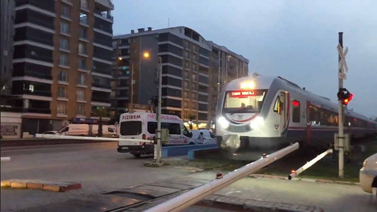 İZMİR-DENİZLİ TRENİ İNCİRLİOVA 4’LÜ HEMZEMİN GEÇİT BARİYERLERİNDEN GEÇİŞ…