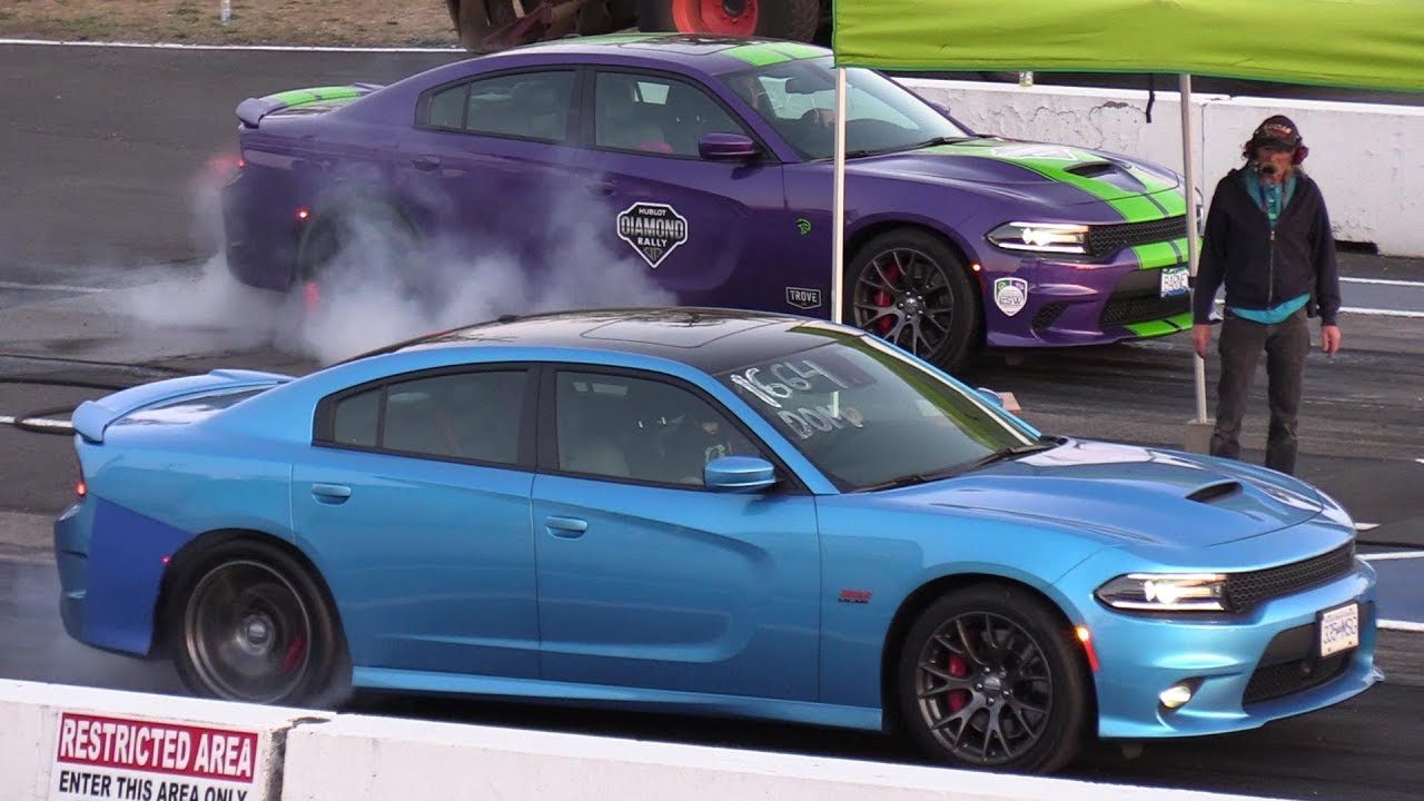 Hellcat Charger vs SRT 392 Charger - drag race