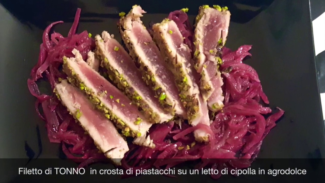 Tagliata di FILETTO di TONNO in crosta di PISTACCHI su un letto di CIPOLLA in agrodolce