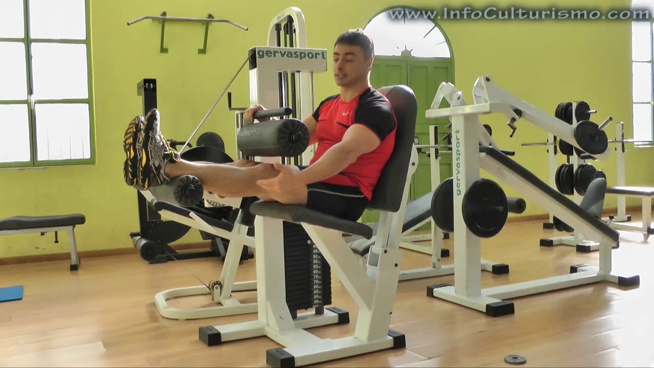 Curl de piernas femoral estando sentado en maquina