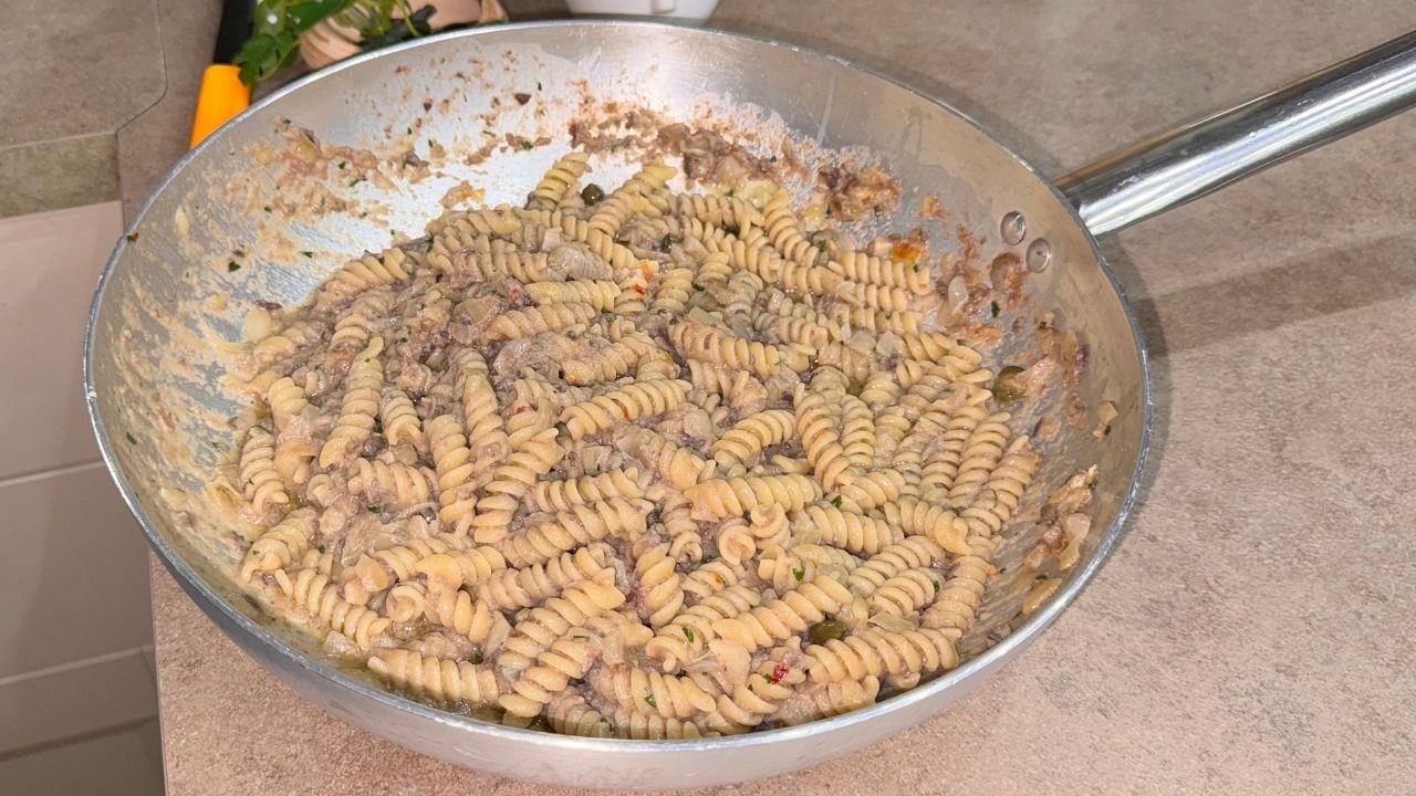 PASTA CON CREMA DI TONNO E OLIVE