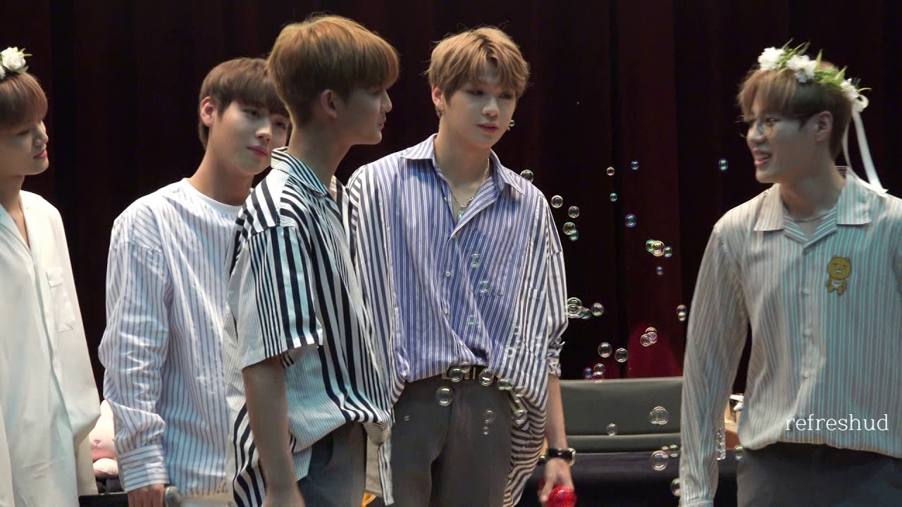 170815 워너원 판교 팬싸인회 춤추는 멤버들을 보는 박지훈