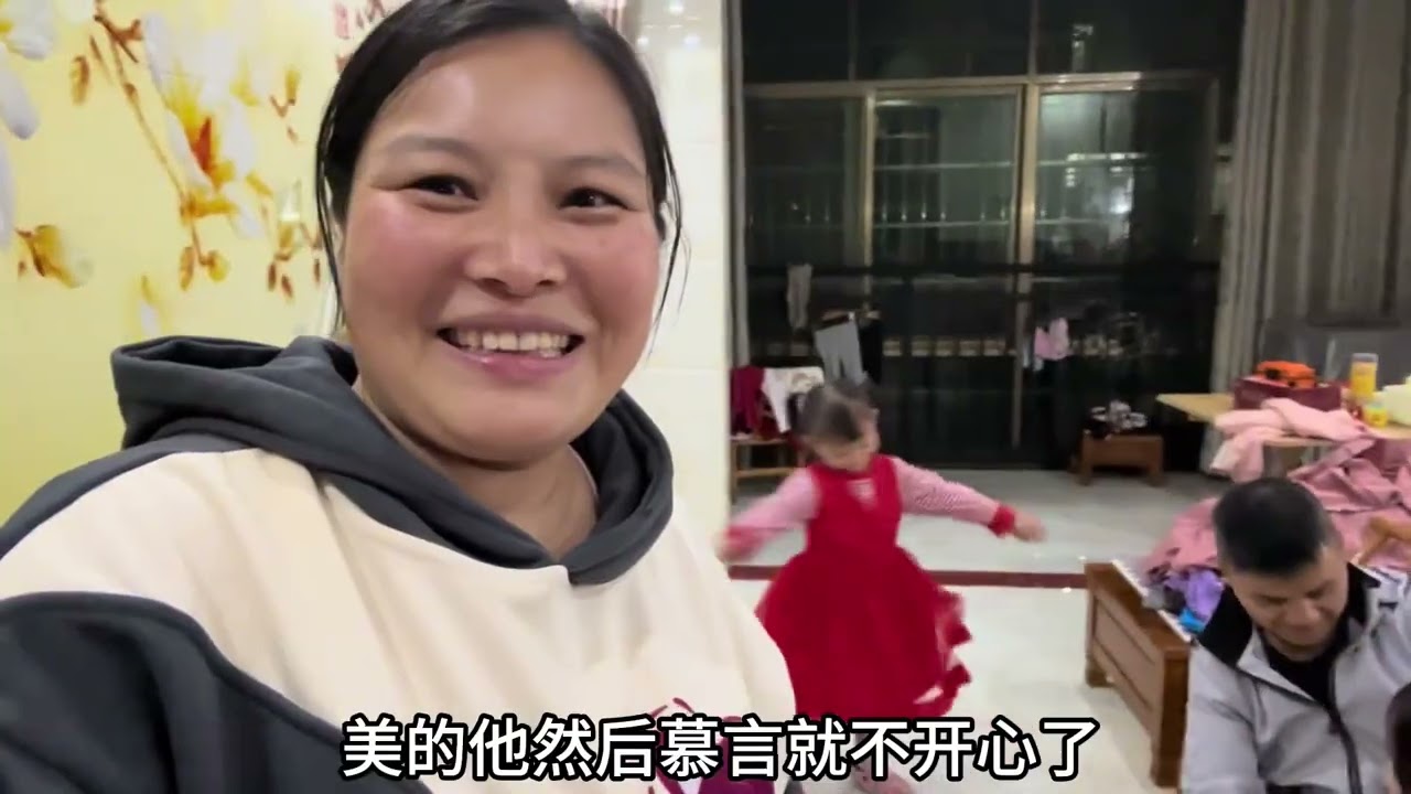 网友寄了些衣服给侄女，我们把快递拿回来，两姐妹穿上都舍不得脱 #十亿流量扶持计划