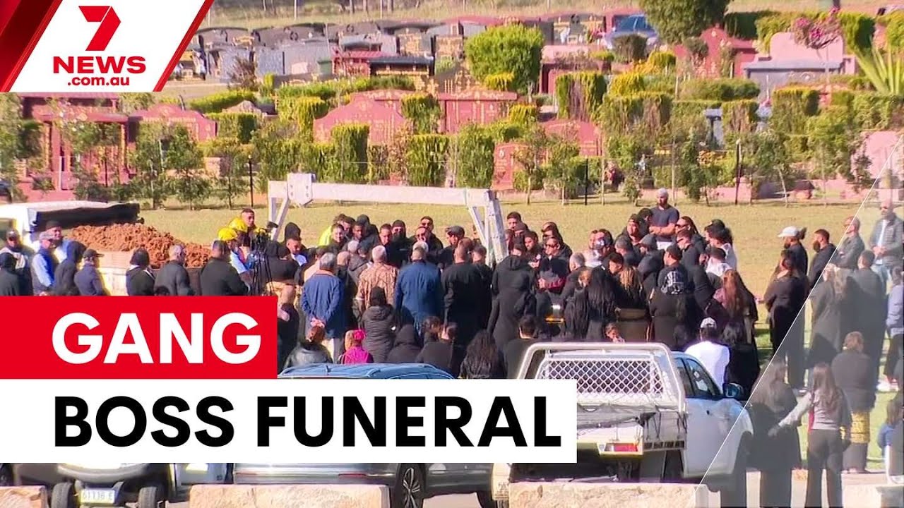 Полицейский эскорт на похоронах убитого главаря банды | 7NEWS
