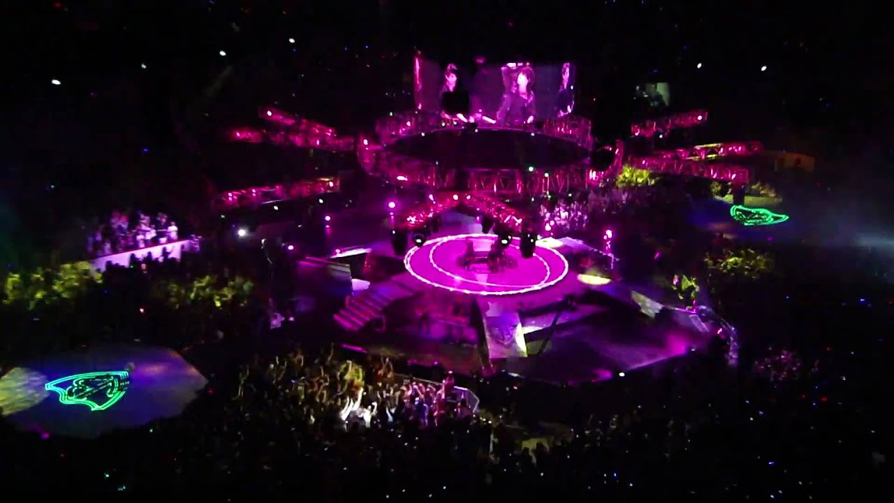Paranoid plus Concert Opening by the Jonas Brothers in High Definition (HD)