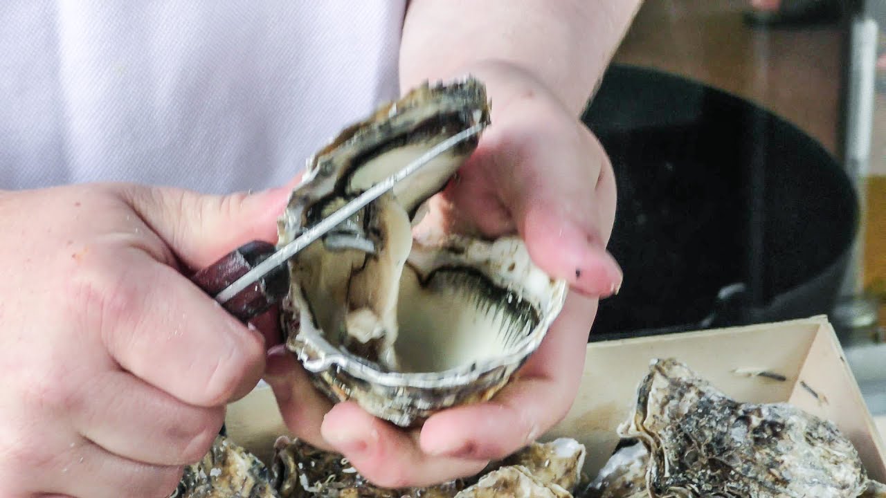 The Oyster Bar of Broawday Market Road. Street Food of London