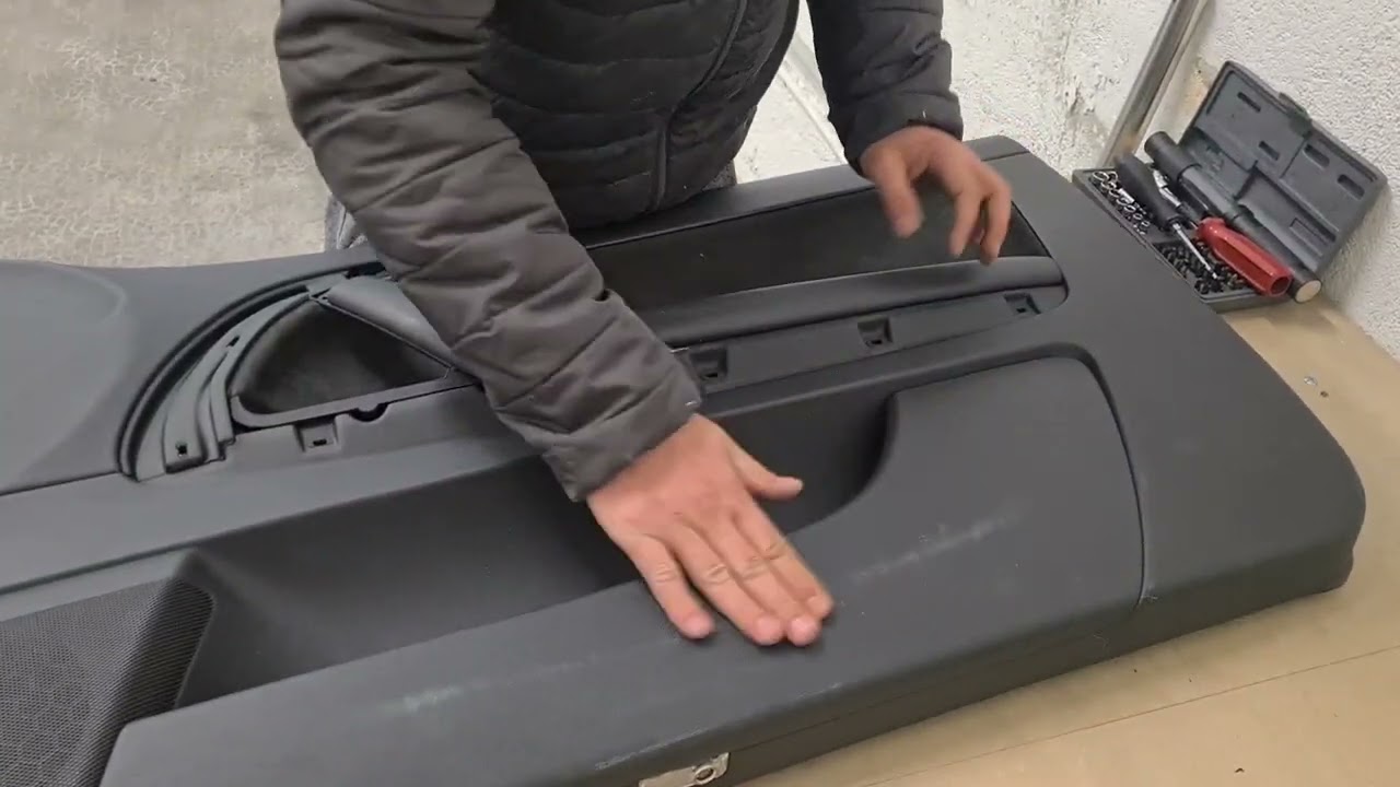 Pose d'un film type Alcantara panneau de porte Audi S3