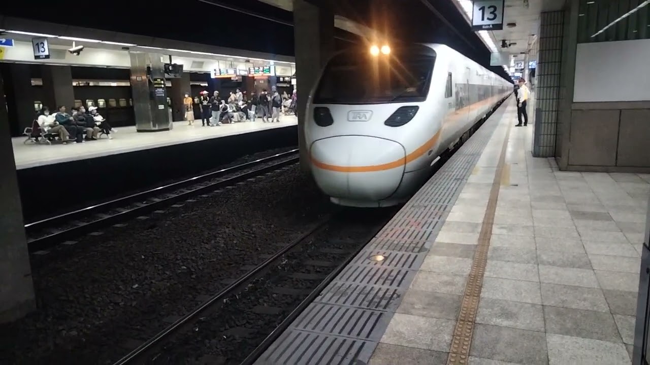 台鐵過年加班車系列太魯閣號鐵道迷拍攝本頻道2088部台鐵列車5216次加班車TEMU1000型太魯閣自強號經北迴線往花蓮115/2/19台鐵台北站出站
