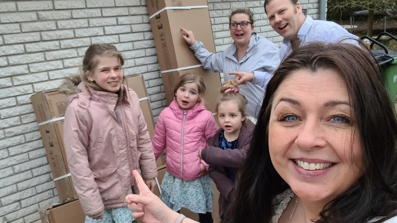 Sofia fylder 9 år🇩🇰Flere GAVER🎁ÅBNER DE STORE KASSER📦😀