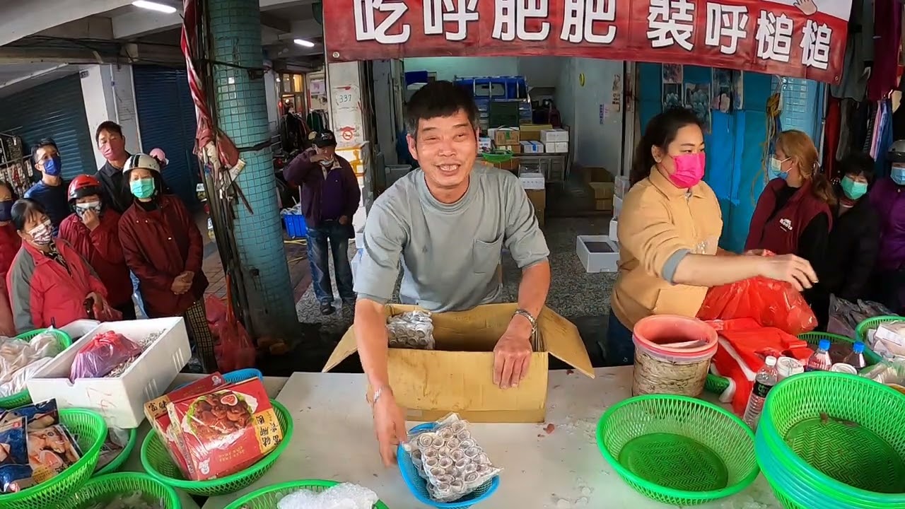 花壇又炸鍋了 人潮圍了360度 直接站在大叔後面 還差點跌倒 花壇公有市場 海鮮拍賣 海鮮叫賣 台中海鮮大叔 叫賣哥 seafood auction