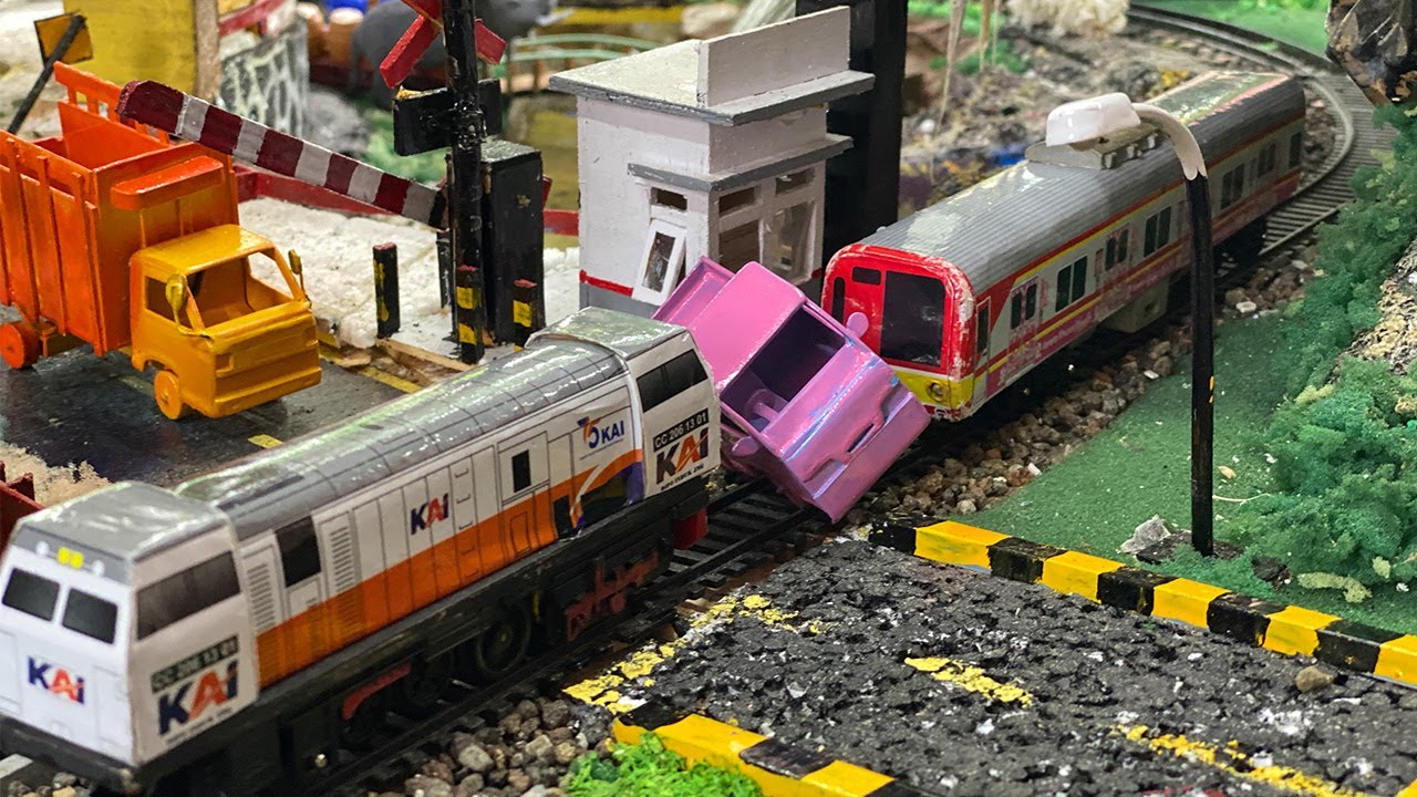 Merakit Mainan Kereta Api listrik KRL dan CC206 Anjlok Menabrak Mobil PickUp Sampai Keluar Dari Rel