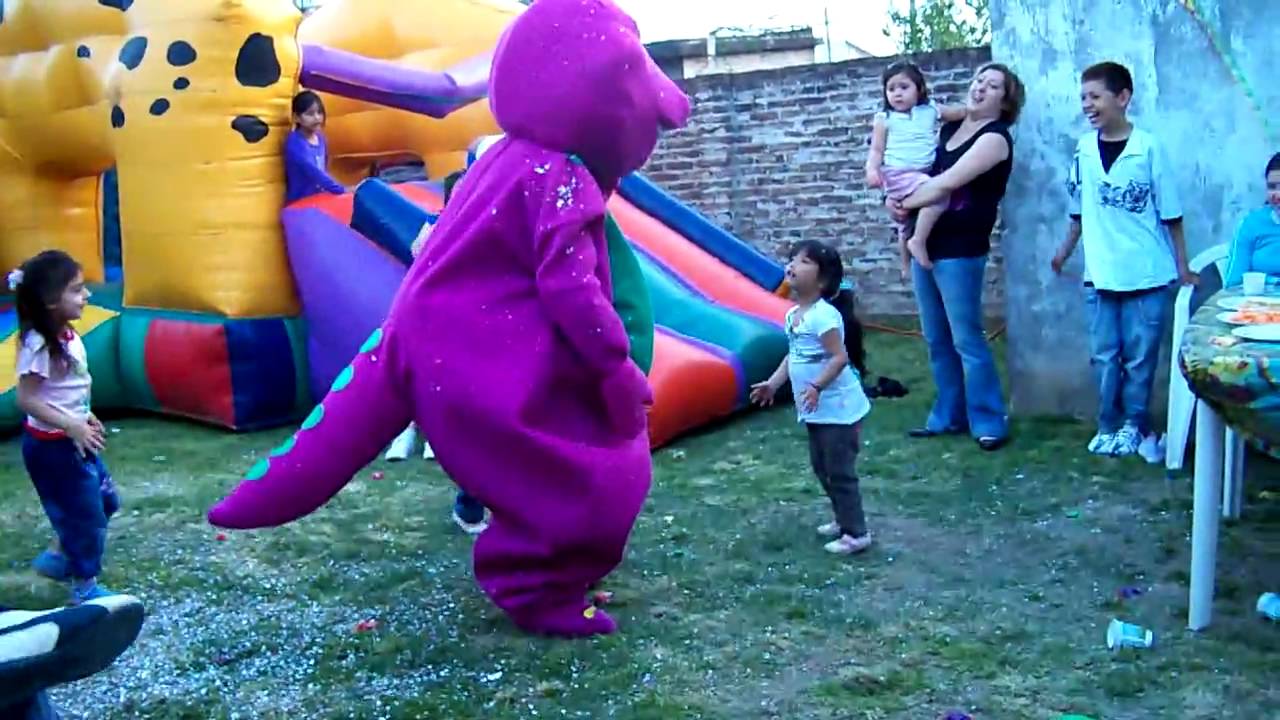 Barney y  sus amigos detras de la pantalla