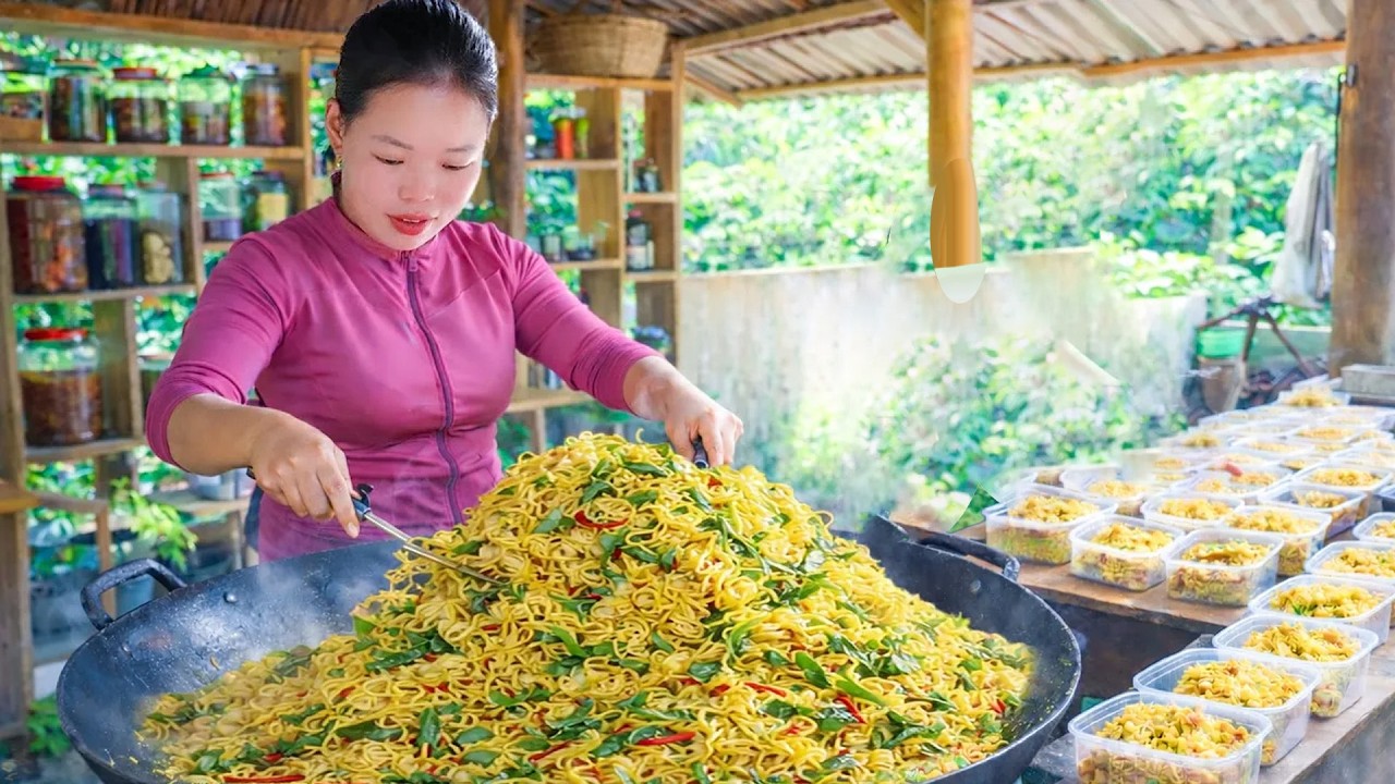 Harvest taro and Buddha's hand fruit, cook them into noodles to sell at the market